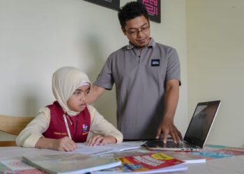 Pembelajaran dari rumah atau home school dilihat sebagai alternatif terbaik dalam memastikan pelajar tetap menerima pendidikan walaupun tidak ke sekolah seperti pelajar lain.  – GAMBAR HIASAN/PUQTRA HAIRRY ROSLI