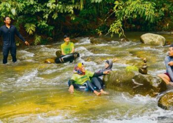 AKTIVITI mandi sungai boleh mendatangkan bahaya sekiranya faktor keselamatan tidak diambil berat.