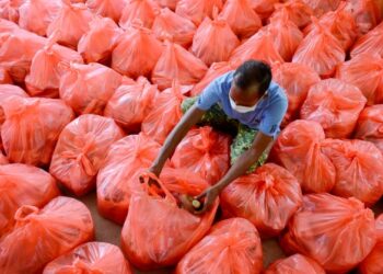 BANTUAN bakul makanan kepada golongan yang terkesan sepanjang pandemik Covid-19 membuktikan rakyat masih utuh semangat perpaduan. -UTUSAN/PUQTRA HAIRRY ROSLI