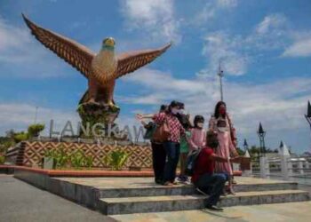 KELUARGA bahagia terbentuk jika wujudnya kasih sayang,  pemahaman, pengagihan tanggunjawab dan kerasian dalam rumah tangga.-UTUSAN/SHAHIR NOORDIN