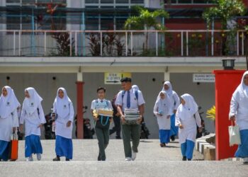 PELAJAR yang mengalami tekanan wajar dibantu agar keadaan mereka tidak bertambah serius. - GAMBAR HIASAN