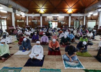 SURAU Al Furqan yang terletak di Presint 11, Putrajaya menjadi hab masyarakat dalam pelbagai dimensi termasuk solat Jumaat dengan pematuhan prosedur operasi standard (SOP) yang ketat.