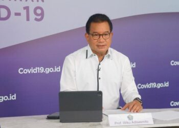 WIKU Adisasmito memberikan penerangan mengenai vaksin Covid-19 dalam YouTube Setiausaha Presiden. -AGENSI 