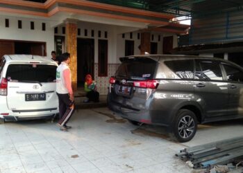 PENDUDUK Kampung Sumurgenang, Mulyadi menayangkan koleksi kereta yang dibelinya selepas menerima duit hasil jualan tanah. -KOMPAS.COM 