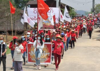 PENUNJUK PERASAAN berarak bagi membantah rampasan kuasa junta tentera di Mandalay - AFP  