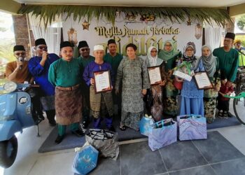 AZALINA Othman Said bergambar dengan orang ramai yang menghadiri majlis rumah terbuka Aidilfitri Parlimen Pengerang di Bandar Penawar,  Kota Tinggi.