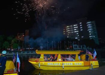 PASAR terapung yang bakal beroperasi di Sungai Melaka berhampiran Taman Lagenda, Melaka membolehkan pelancong membeli pelbagai produk keluaran tempatan.