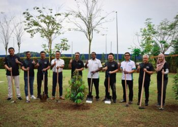 MAJLIS menanam beberapa anak pokok untuk menandakan usaha bersama Boustead Properties, GreenRE dan FRIM Incorporated  ke arah mewujudkan kehidupan hijau yang mampan.