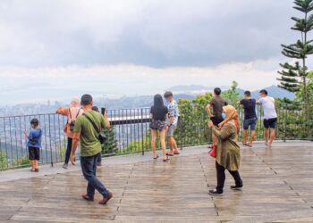 PELAWAT merakamkan pemandangan Pulau Pinang dari Bukit Bendera, lokasi tarikan pelancongan di negeri itu. – GAMBAR HIASAN