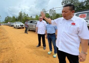 WETROM Bahanda menunjukkan keadaan laluan tanah merah di Kampung Melangkap, Kota Marudu hari ini.