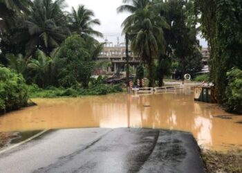 JAMBATAN Sungai Cindai di Bandar Lama Gua Musang ditenggelami air ekoran kenaikan paras sungai utama di Kelantan sejak awal pagi ini. - UTUSAN/AIMUNI TUAN LAH