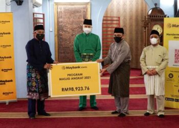 SULTAN Nazrin Muizzuddin Shah menyaksikan Dali Sardar (kiri) menyerahkan replika cek wakalah zakat Maybank Islamic kepada Sharul Azam Shaari pada program Masjid Angkat Maybank Islamic dan penyerahan Wakalah Zakat Maybank di Masjid Jamek Medan Klebang Restu, Chemor di Ipoh hari ini. - UTUSAN/ZULFACHRI ZULKIFLI