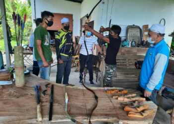 ZAHARUDIN Zanual (dua dari kanan) menunjukkan busur yang ditempah oleh peminat sukan memanah di Kampung Bukit, Pokok Sena, Alor Setar. – UTUSAN/MOHD. RIFAAT ABD. HAMID