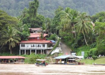 BEBERAPA buah restoran terapung sudah dirapatkan ke tebing dan ditambat pada pokok besar berikutan kenaikan paras air di jeti Kampung Kuala Tahan di Jerantut, Pahang. - FOTO/HARIS FADILAH AHMAD