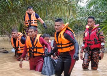 ANGGOTA JBPM mengangkat mayat M. Gunalan yang ditemukan lemas dihanyutkan arus deras di Jalan Pulau Manis berhampiran Kubur Cina Gambang di Gambang, Pahang. - FOTO IHSAN JBPM PAHANG