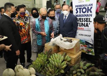 RONALD Kiandee (tengah) meninjau bekalan untuk stok kru kapal tuna selepas majlis MoU antara FAMACorp dengan AORB di Selayang semalam. – Ihsan FAMA