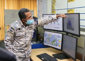 MOHD. Zubil Mat Som menunjukkan kawasan SAR tragedi bot karam di perairan Tanjung Balau, Kota Tinggi, Johor. - FOTO MARITIM