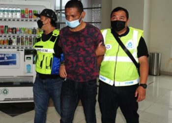 MUHAMMAD Shahrul dibawa anggota polis untuk didakwa di Mahkamah Majistret Klang, Selangor hari ini.