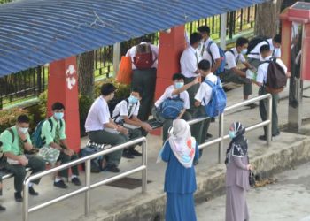 TIDAK wajar ibu bapa mengharapkan guru memantau aktiviti pelajar di luar waktu sekolah. – GAMBAR HIASAN/UTUSAN