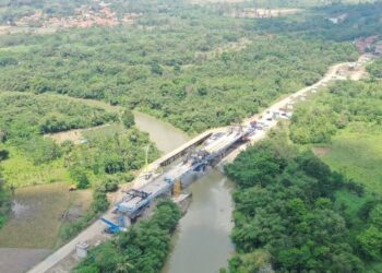 PEMBINAAN landasan HSR Jakarta-Bandung yang sedang berjalan . 
– IHSAN KCIC