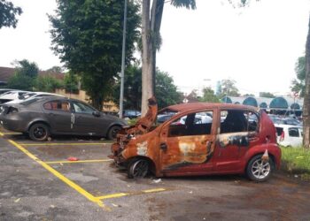 Antara kenderaan lupus yang tersadai 
di tempat letak kereta berbayar di Seksyen 8, Petaling Jaya, Selangor.