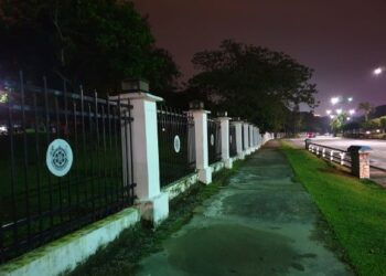 LAMPU pagar yang tidak bernyala di Tasik Barat, Shah Alam, Selangor. – IHSAN PEMBACA