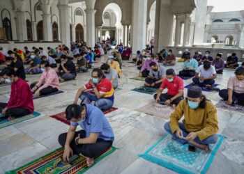 PERATURAN tambahan yang diperkenalkan oleh pengurusan masjid dan surau boleh mengelirukan jemaah. – UTUSAN/FARIZ RUSADIO