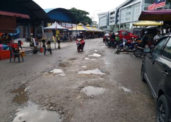 KEADAAN jalan yang berlopak berhampiran Pasar Harian Selayang. – IHSAN PEMBACA