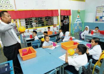 SUBJEK Matematik tidak boleh diajar secara satu hala dengan murid duduk dan dengar sahaja. 
– GAMBAR HIASAN