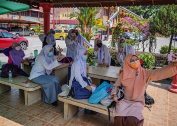 Gelagat sebahagian calon Sijil Pelajaran Malaysia (SPM) 2020 dari Sekolah Menengah Kebangsaan Puteri Titiwangsa, Kuala Lumpur pada hari terakhir persekolahan. – UTUSAN/AMIR KHALID