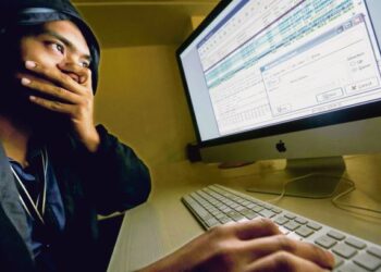 TENTERA siber hanya diupah untuk memuat naik pelbagai berita dalam internet meskipun maklumat yang diberikan adakalanya tidak sahih. – GAMBAR HIASAN