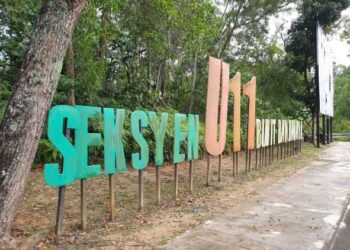 KEADAAN papan tanda Seksyen U11 Bukit Bandaraya yang berlumut. – IHSAN PEMBACA