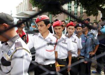 RAMAI pengawal keselamatan sekolah tidak menikmati kenaikan gaji.