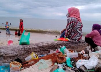 LONGGOKAN sampah dibuang pengunjung yang ditemukan di Pantai Ban Pecah dekat Parit Buntar mencemarkan keindahan alam semula jadi. - UTUSAN/WAN KAMAL ABAS