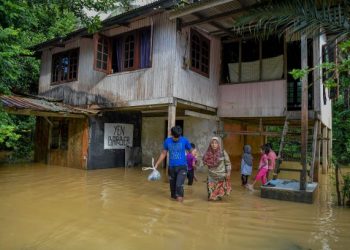 Banjir yang berlaku saban tahun menyukarkan rakyat, sekali gus beberapa langkah perlu diambil oleh kerajaan untuk meringankan beban penduduk terlibat. – GAMBAR HIASAN