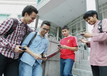 Keinginan pelajar untuk memiliki telefon bimbit model baharu secara percuma menyebabkan mereka terperangkap dalam aktiviti ketagihan dadah. – GAMBAR HIASAN/UTUSAN