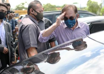 Tindakan Anwar Ibrahim yang masih bermain politik di saat negara berhadapan peningkatan kes Covid-19 mengundang kemarahan rakyat. – UTUSAN/ZULFADHLI ZAKI