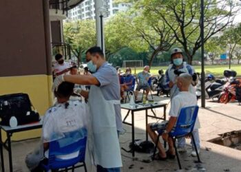 Program gunting rambut amal anjuran Dewan Bandaraya Kuala Lumpur (DBKL) dan pertubuhan bukan kerajaan (NGO) di ibu negara, baru-baru ini.