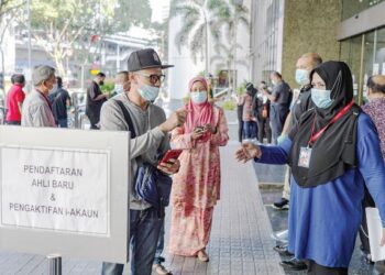 SEBAHAGIAN orang awam yang berkunjung di Ibu Pejabat Kumpulan Simpanan Wang Pekerja (KWSP) beratur bagi urusan permohonan i-Sinar baru-baru ini. – UTUSAN/AMIR KHALID