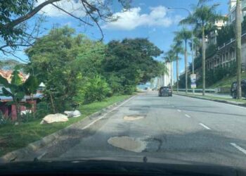 KEADAAN jalan berlubang di  Lebuh Utama Tun Hussein Onn di Bandar Tun Hussein Onn, Cheras, Selangor yang menggusarkan penduduk.