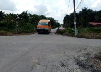 JAMBATAN di Kampung Parit Samion sukar dilalui jika ada kenderaan berselisih.