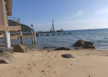 DERETAN ski jet berdekatan sebuah resort 
di Pulau Tioman.