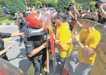 GOLONGAN mahasiswa perlu lebih fokus dalam akademik demi mencapai kejayaan pada masa depan berbanding berpolitik.