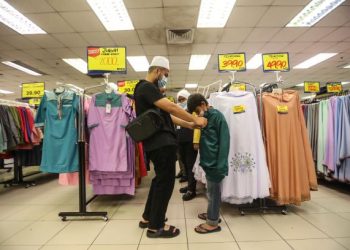 Penceramah bebas, Ebit Liew antara mereka yang banyak membantu golongan kurang berkemampuan berbanding wakil rakyat di sesebuah kawasan. – GAMBAR HIASAN/UTUSAN