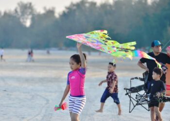 DENGAN menaik taraf jalan raya menuju ke pantai-pantai di Kuantan akan membantu meningkatkan lagi jumlah pelancong ke negeri itu.- GAMBAR HIASAN/​​SHAIKH AHMAD RAZIF