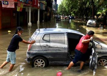 PERMOHONAN bantuan kepada mangsa banjir perlu dipermudah agar bantuan dapat disalurkan dalam kadar segera.UTUSAN/ZULFADHLI ZAKI