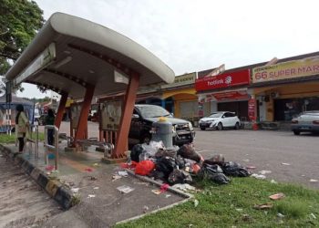 Sisa sampah yang dibuang berdekatan bahu jalan dan di perhentian bas  di Jalan Batai, Taman Pulai Indah, Johor Bahru mengundang rasa marah orang ramai.