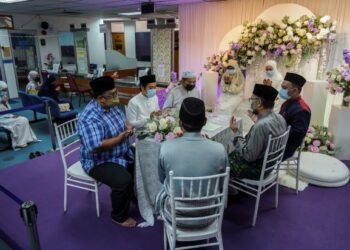 MASIH ramai pasangan yang sudah berkahwin, namun masih belum menuntut sijil atau kad nikah di pejabat agama daerah.- GAMBAR HIASAN/SHIDDIEQIIN ZON