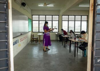 CADANGAN memperkenalkan subjek pilihan raya atau Undi18 dalam mata pelajaran di  peringkat sekolah menengah perlu diperhalusi selepas negara menurunkan had umur mengundi. – UTUSAN/FARIZ RUSADIO