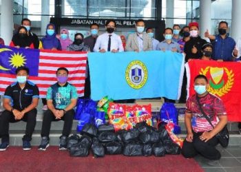 Barisan sukarelawan UUM dalam majlis pelepasan misi penghantaran bantuan kepada mangsa banjir di Sintok, Kedah, baru-baru ini.